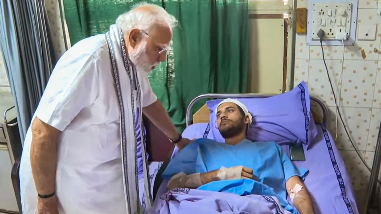 PM Modi visited the C7 ward of the hospital, where 25 injured people are undergoing treatment