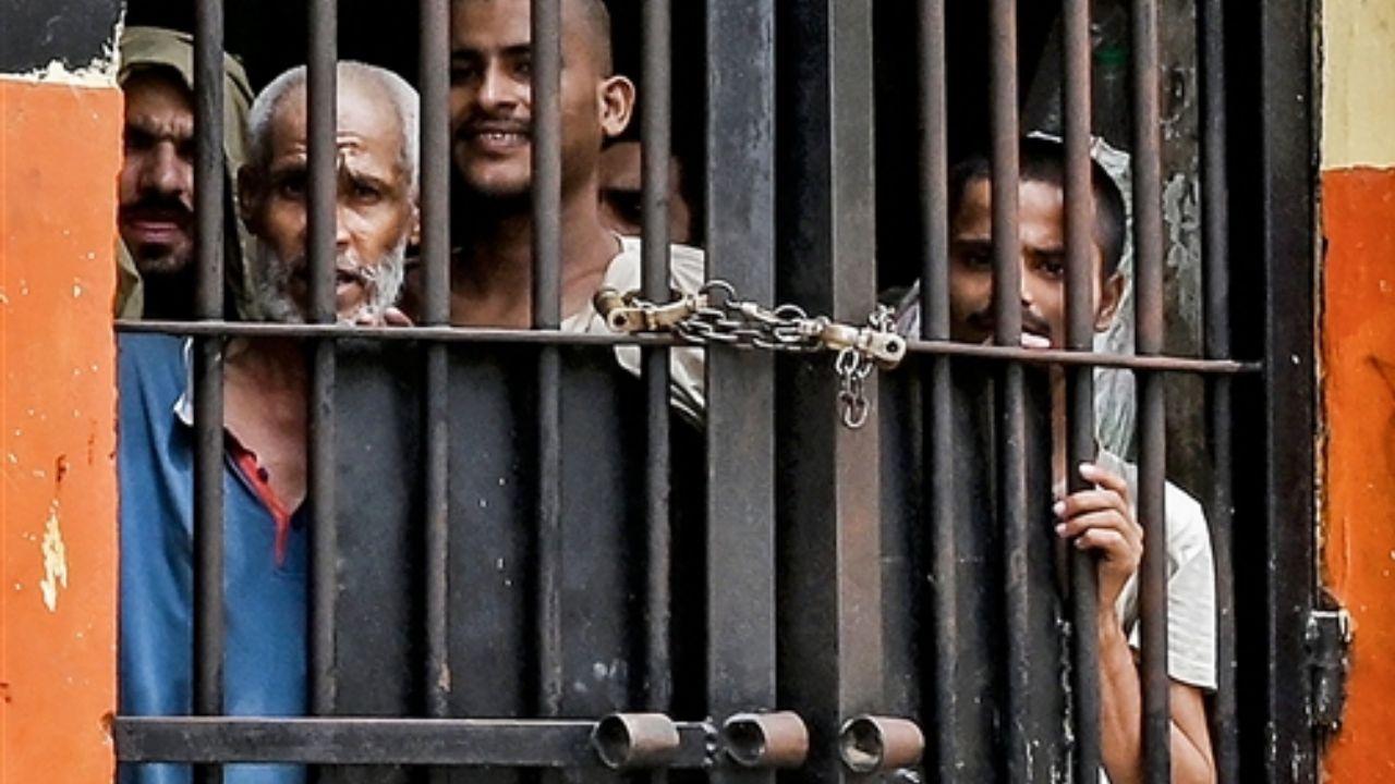 Hundreds of inmates, reacting to the tremors from three low-intensity earthquakes that struck Karachi, broke down their cell doors at Malir Jail amid the ensuing panic
 