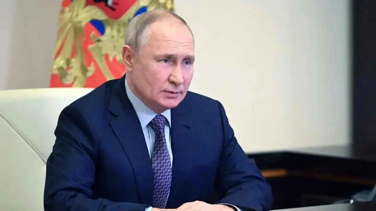 Putin meets Iranian foreign minister in show of support for Tehran