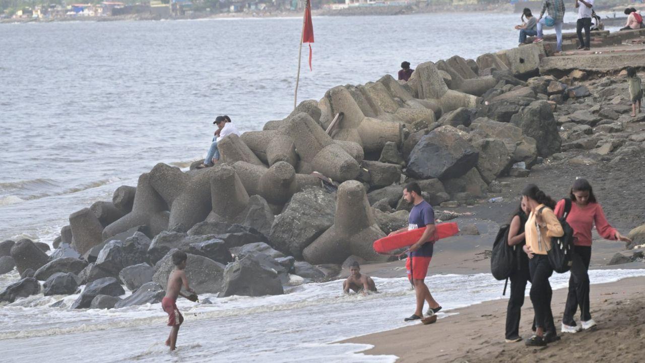 People were seen leaving the shores after being warned by lifeguards at Dadar beach. Pic/Sayyed Sameer Abedi.