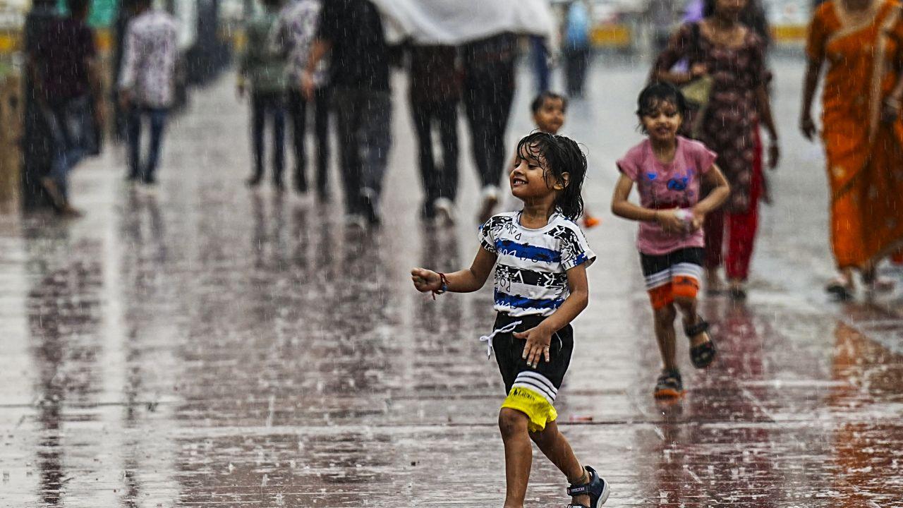 Rains lashed several parts of Delhi-NCR on Tuesday. Earlier in the day, the India Meteorological Department (IMD) had issued a red alert for Delhi and surrounding areas, predicting thunderstorms accompanied by hail, moderate to heavy rainfall, and gusty winds reaching speeds of 50-70 kilometres per hour at isolated places