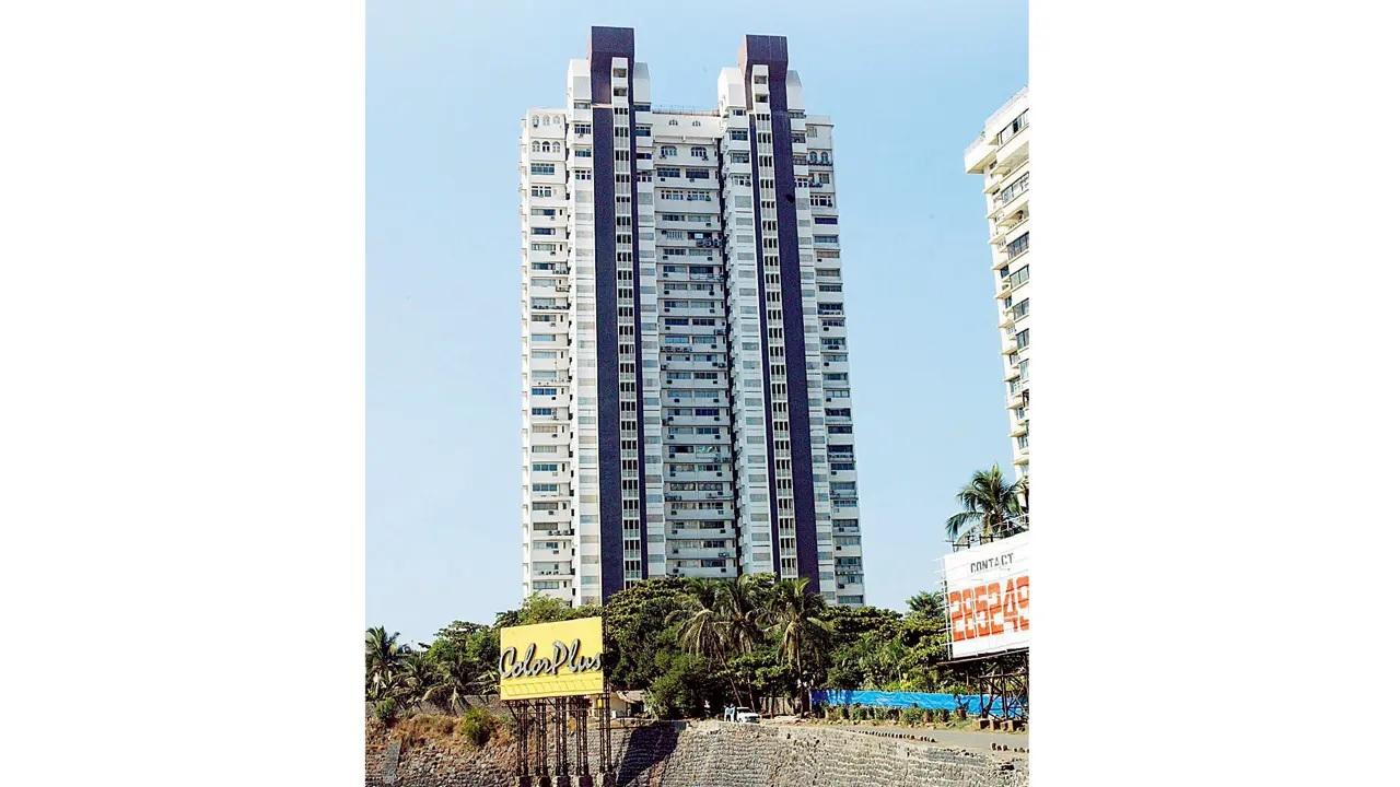 Gwalior’s art deco opulenceCommissioned by the Scindias of Gwalior, Samudra Mahal sprawled over 20 acres with a view of the sea, the Race Course, and the Haji Ali dargah. With 35 bedrooms and a clubhouse, this Art Deco gem in Worli symbolised ultimate luxury. Over time, it was replaced by Shivsagar Estates, Eden Hall, and the high-rise tower that still bears its name, Samudra Mahal. Rumour has it, the Scindia family still occupies the top two floors.
Palaces lost to timeHyderabadi excellence: Not every story has a structure to show for it. The Nizam of Hyderabad once owned a 99-acre estate at Malabar Hill, now occupied by government housing. 
Kolhapuri rajeshahi: The Kolhapur royals’ palace was near Haji Ali, where today you will find Shivtirth Building and a petrol pump. 
Baroda’s mahal: The Gaekwads of Baroda built Jay Mahal. With sea views to rival a 5-star hotel today, the palace was modelled on Baroda’s Laxmi Vilas Palace. Sadly, only the outer compound walls remain, and you can spot them while strolling through Priyadarshini Park.
Plot this crawlStart at Priyadarshini Park (for a peek at Jay Mahal’s remnants), pass Breach Candy to glimpse Kilachand House and Anand Bhavan, and circle toward Sophia College. You may not get access to all the interiors, but even their façades showcase the grandeur that once was.