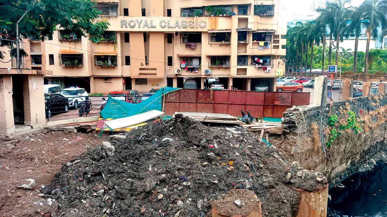 Silt removed from Shastri Nagar nullah left beside it. Pic/By Special Arrangement