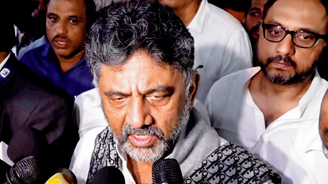 El viceministro principal de Karnataka, DK Shivakumar, hablando con los medios de comunicación después de la estampida. Pic/PTI