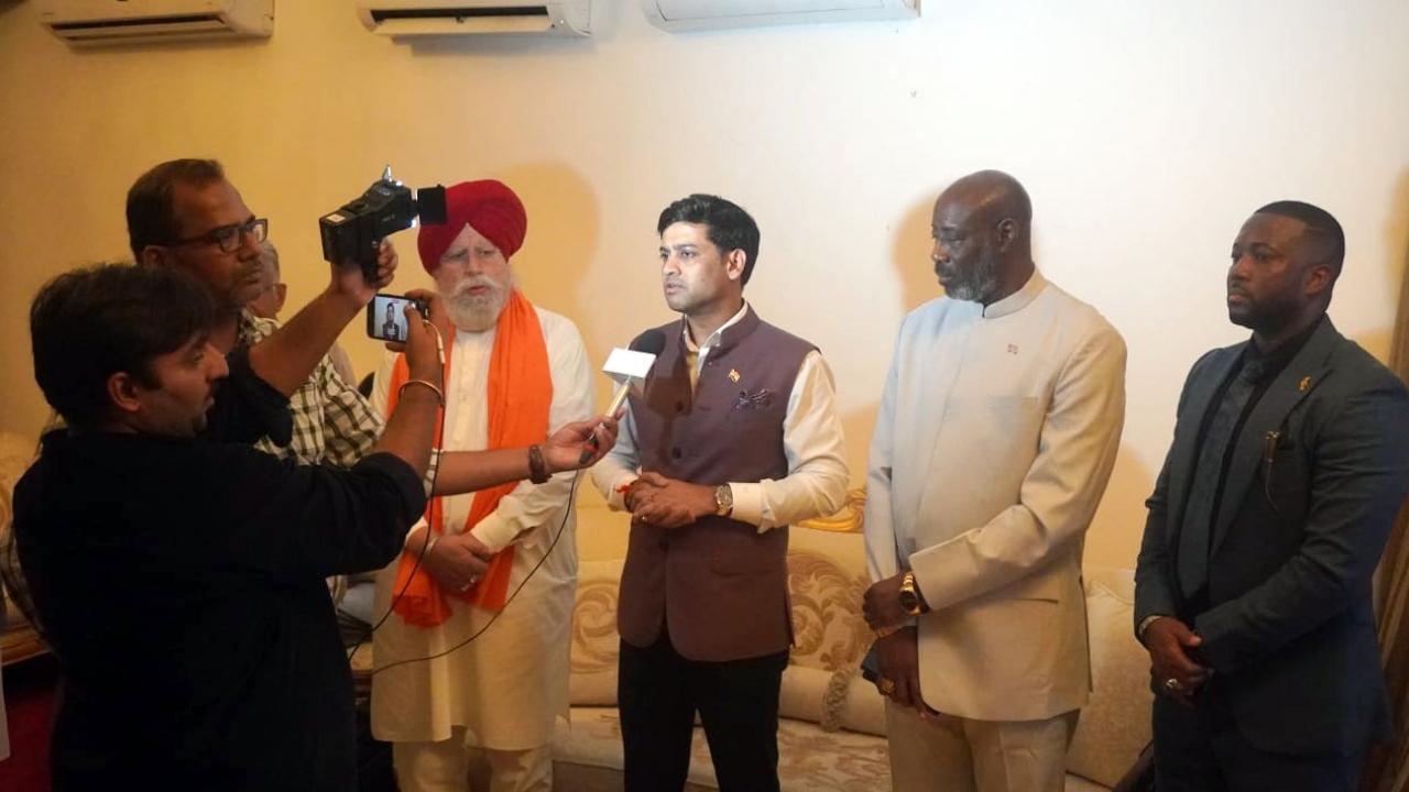The delegation began its visit by paying tribute to former Liberian President William Tubman. Shinde and other members offered floral respects at Tubman's grave. Tubman, remembered as the 