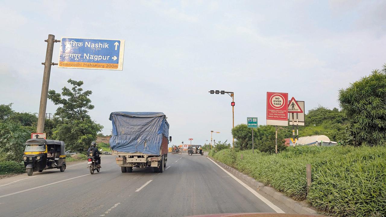 Sparse signage on the Mumbai-Nashik highway leaves motorists guessing their way. Pic/Ranjeet Jadhav