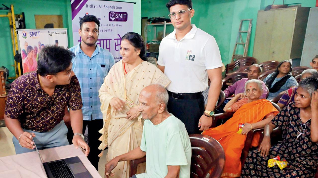 Volunteers explain the tool’s benefits to a resident of the old age home