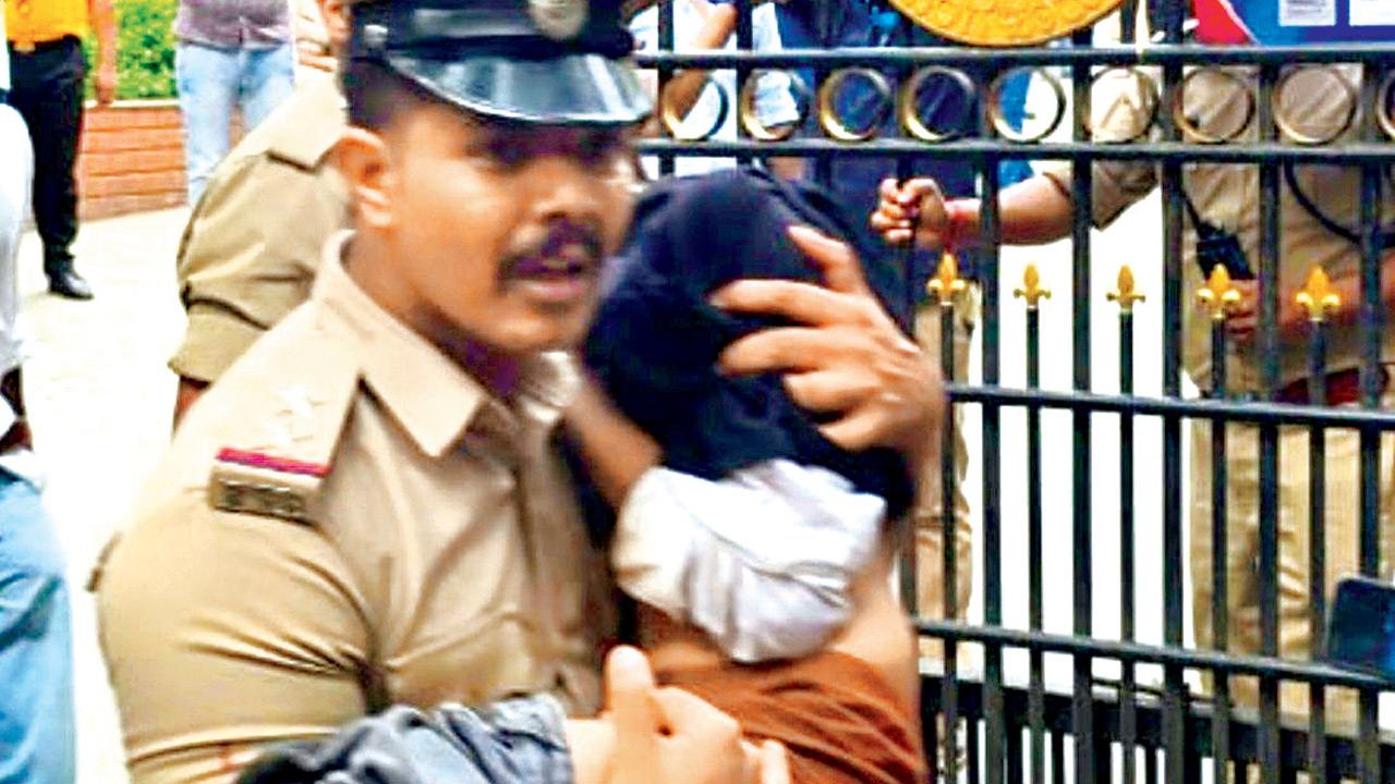 A cop carries away a child injured in the stampede. Pics/PTI