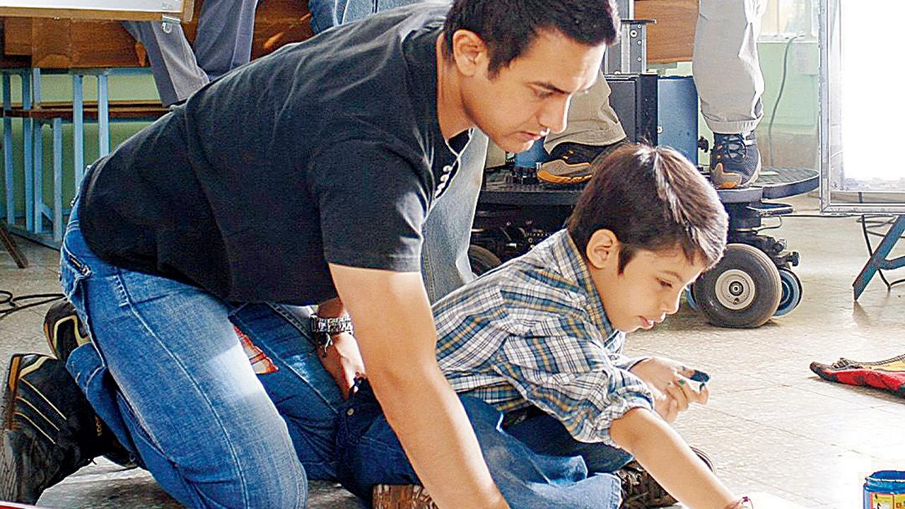 Aamir Khan with young Darsheel Safary on the set of Taare Zameen Par