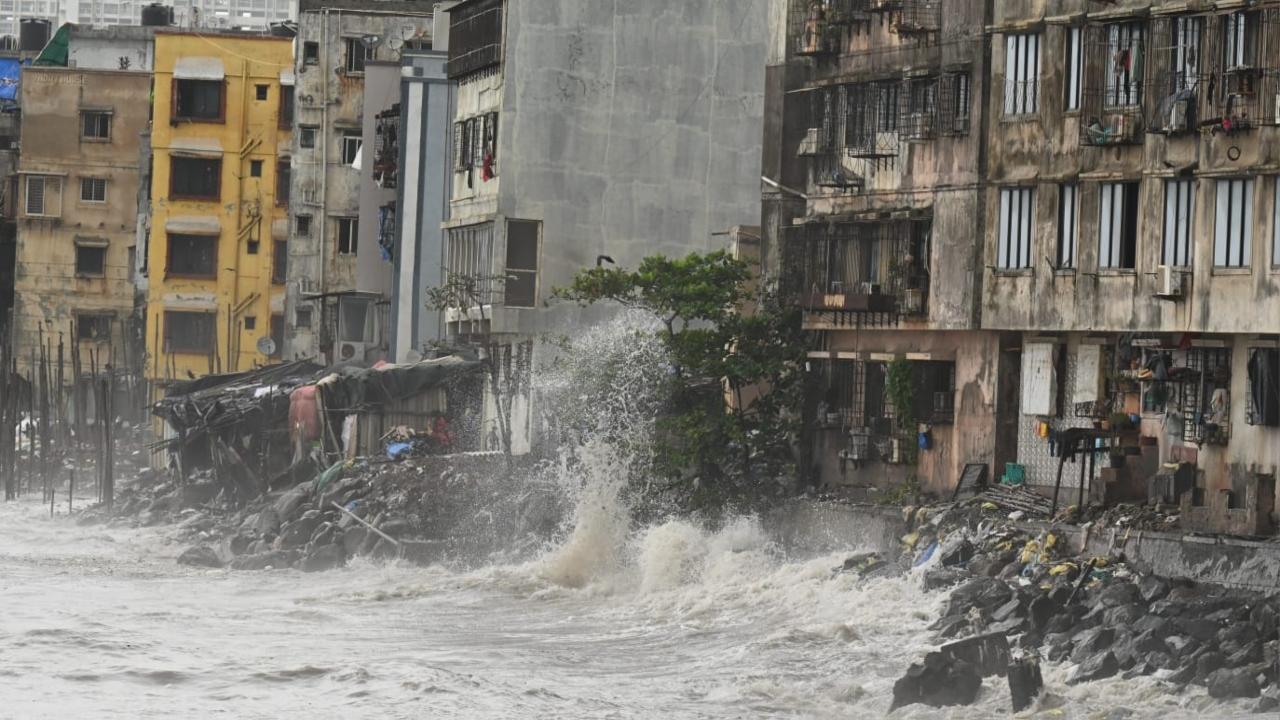 High waves crash onto Versova Promenade in Andheri (West) during rough sea conditions. PIC/SATEJ SHINDE