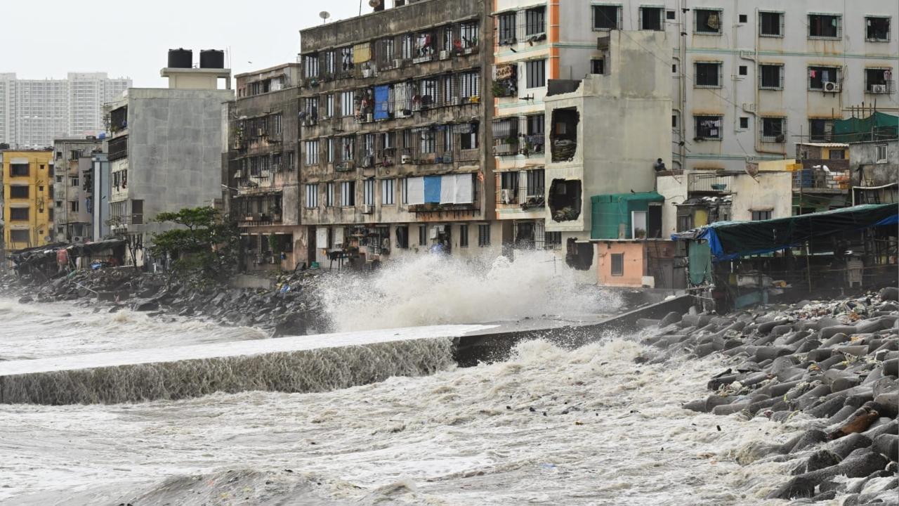 Earlier, in a nowcast warning issued at 4:20 pm, the IMD Mumbai stated, 