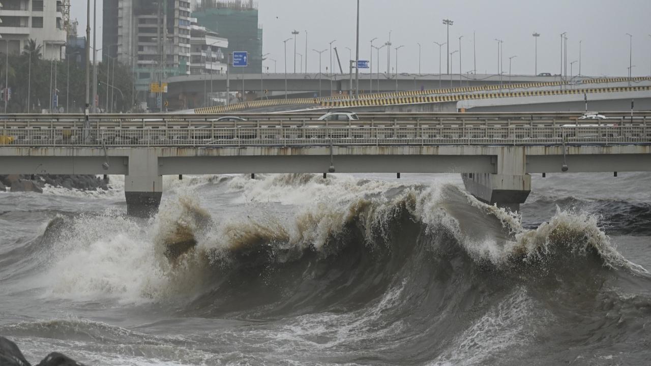 Tidal waves measuring 4.73 metres hit the Worli Sea Face, near the entry and exit points of the Bandra-Worli Sea Link (PIC/ASHISH RAJE)