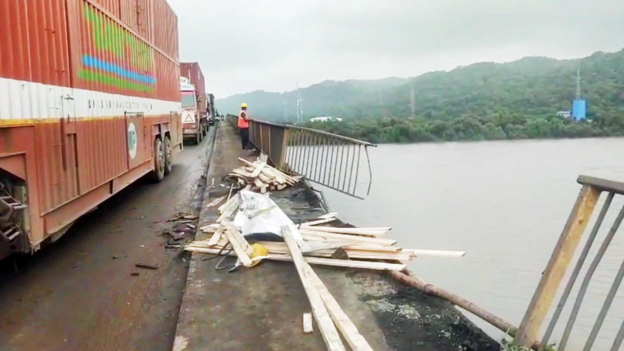 Oil tanker plunges off Bhayandar’s Varsova bridge, driver killed