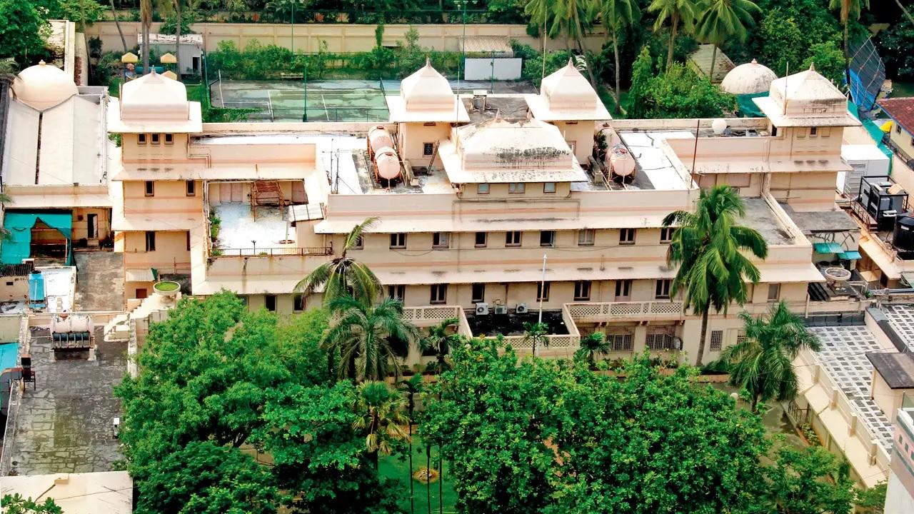 Wankaner’s sea palace One of the lesser-known but grand stories belongs to Maharaja Amar Sinhji of Wankaner, Gujarat. In 1936, he handpicked a plot a kilometre from Mahalakshmi Temple, designed his sea palace, and filled it with artefacts from around the world. Post-Independence, it was leased to the US Government and became the city’s visa hub until safety concerns moved the Consulate to BKC