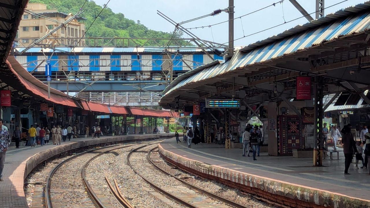 Among the deceased are Ketan Dilip Saroj, a 23-year-old resident of Tanaji Nagar, Ulhasnagar; Vicky Babasaheb Mukhidal, a 34-year-old railway police officer; Rahul Santosh Gupta; and one unidentified person. Pic/ Rajendra B. Aklekar