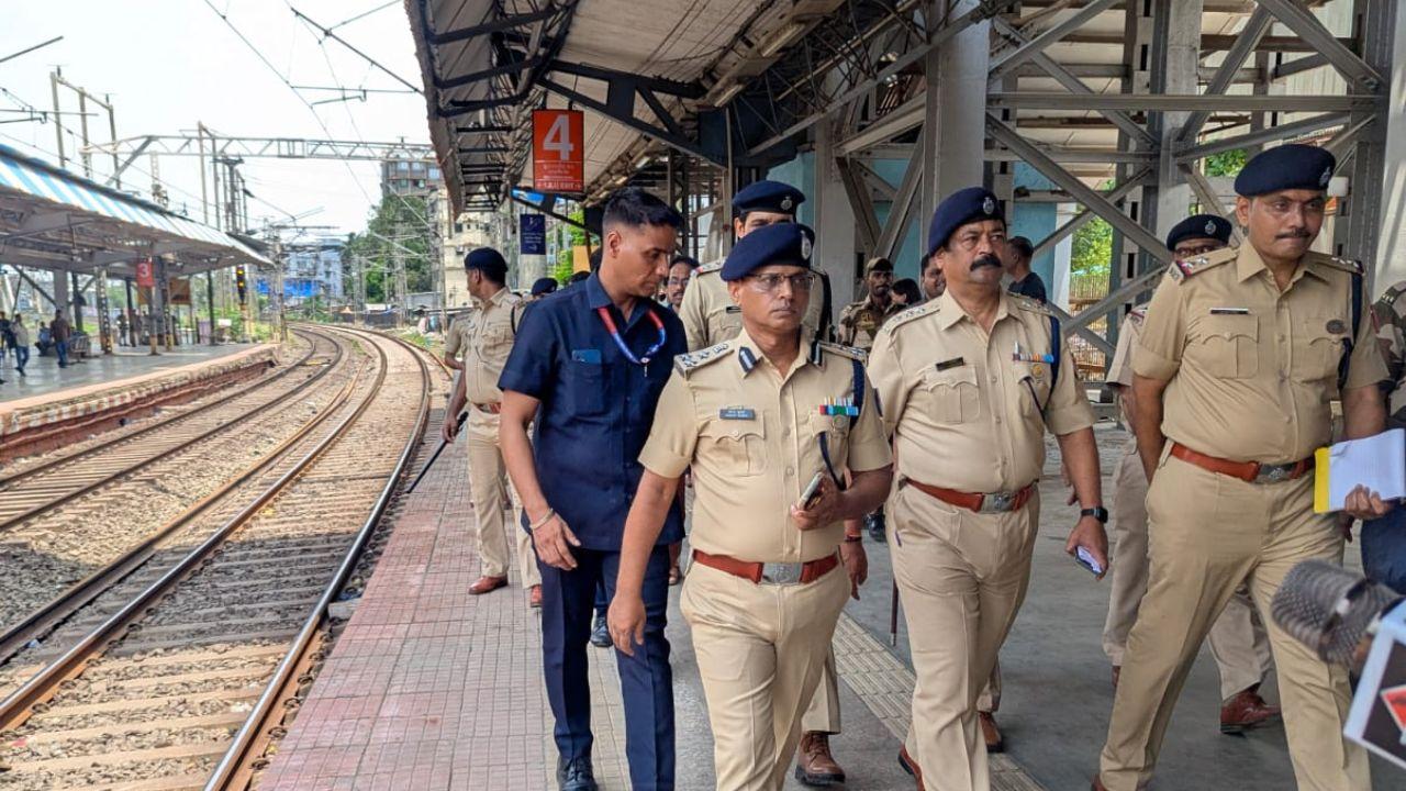 The guard of another train, which was travelling to Kasara, alerted the railway authorities about the incident. All the injured victims were rushed to the government hospital in Kalwa. Pic/ Rajendra B. Aklekar