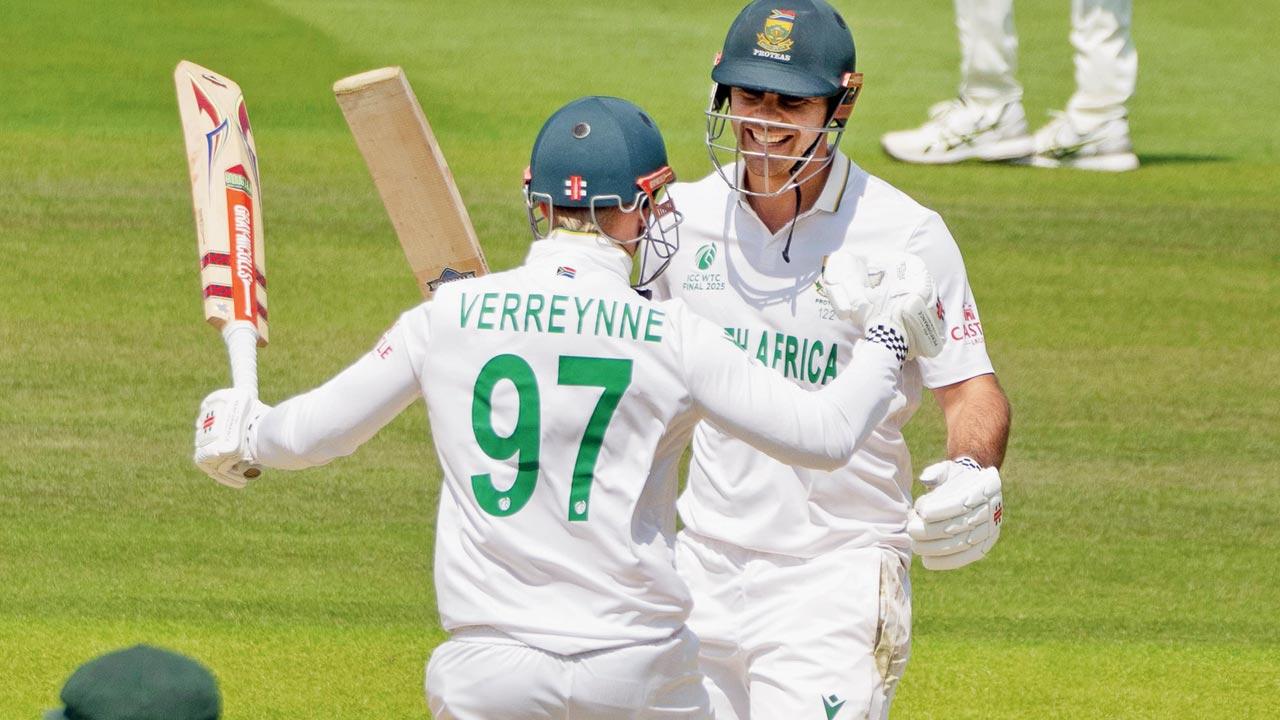 Kyle Verreynne celebrates with David Bedingham after hitting the winning runs on Saturday