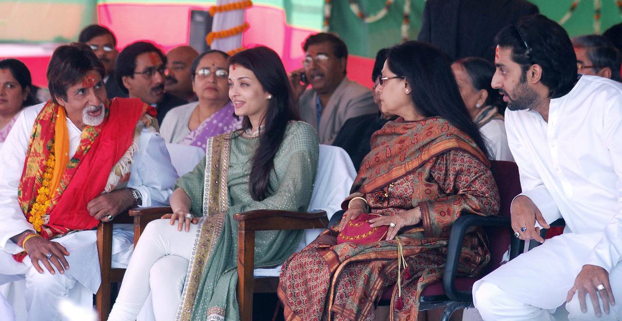 Throwback to the days when Aishwarya Rai was engaged to Abhishek Bachchan. Aishwarya used to attend public events and gatherings with Amitabh Bachchan, Jaya Jaya Bachchan and her then to-be husband Abhishek Bachchan