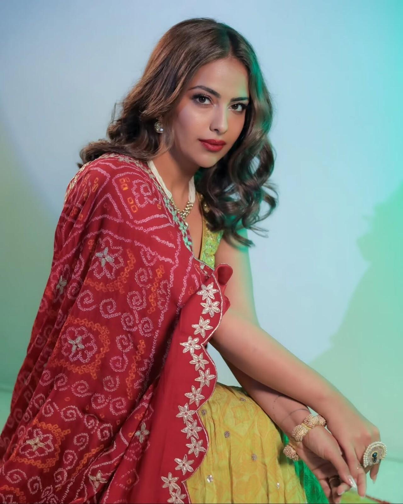Draped in a yellow lehenga with a crimson bandhani dupatta, Avika channeled festive flair. Her bold lips, pearl jewellery, and that retro wave hairstyle make the look radiant
