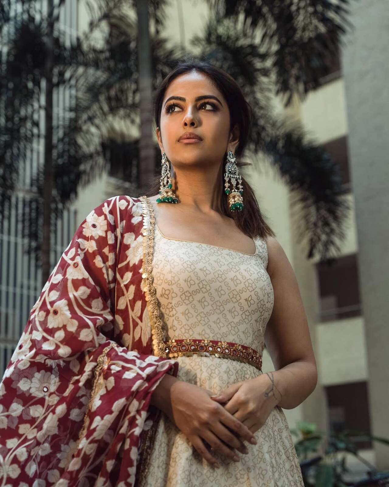 Avika sported a beige printed anarkali with a rich maroon dupatta. The mirror belt and temple-style earrings give this look a contemporary folk charm that’s understated yet deeply rooted