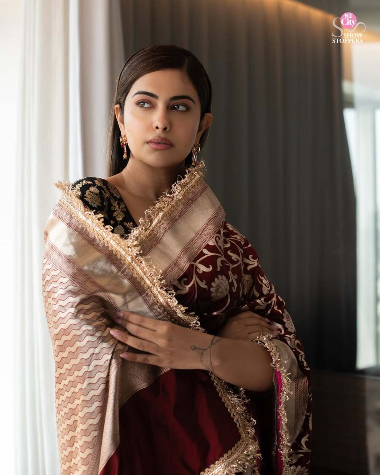 Avika embraced old-world charm in this maroon silk saree with golden embroidery. Her minimal makeup and thoughtful styling exude a quiet sophistication that feels timeless and effortless