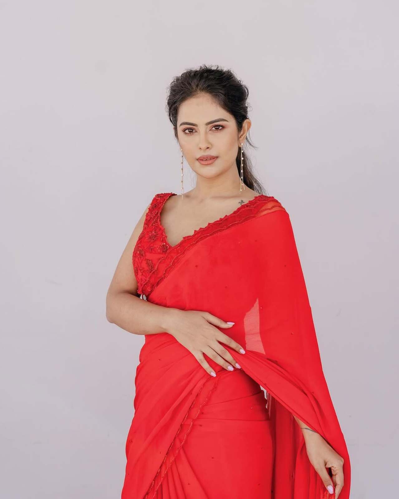 This scarlet saree with a detailed blouse brought out Avika’s fiery side. The sleeveless cut and subtle sequins let her radiate both poise and punch with minimal accessories