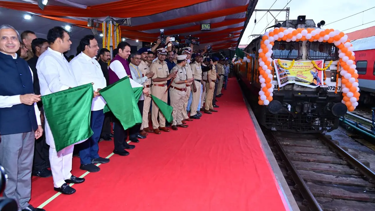 Maharashtra CM Fadnavis flags off the Chhatrapati Shivaji Maharaj Circuit train