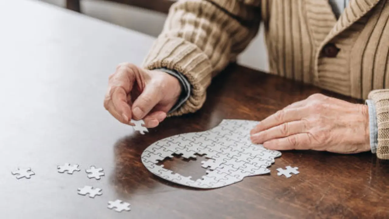 Busier social life may indicate Alzheimer's disease risk: Study