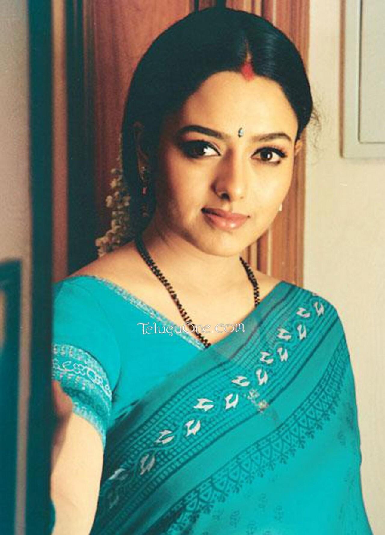Soundarya (age 31)
Popular South Indian actress Soundarya died on April 17, 2004, in a tragic helicopter crash near Bangalore while she was on her way to campaign for a political party