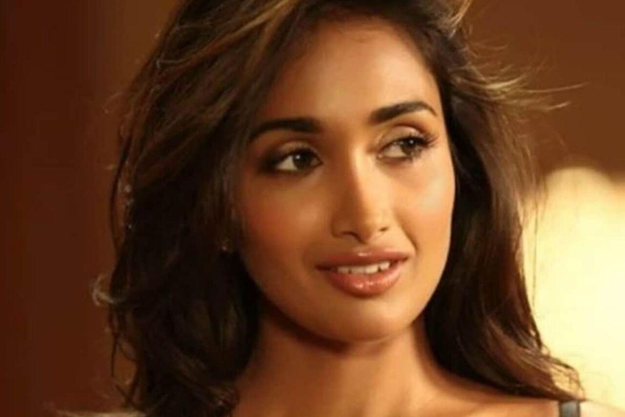 Jiah Khan (age 25)
Jiah Khan, known for films like Nishabd and Ghajini, died by suicide on June 3, 2013. She was found hanging in her Mumbai apartment. Her death shocked the film industry and led to a lengthy legal investigation
