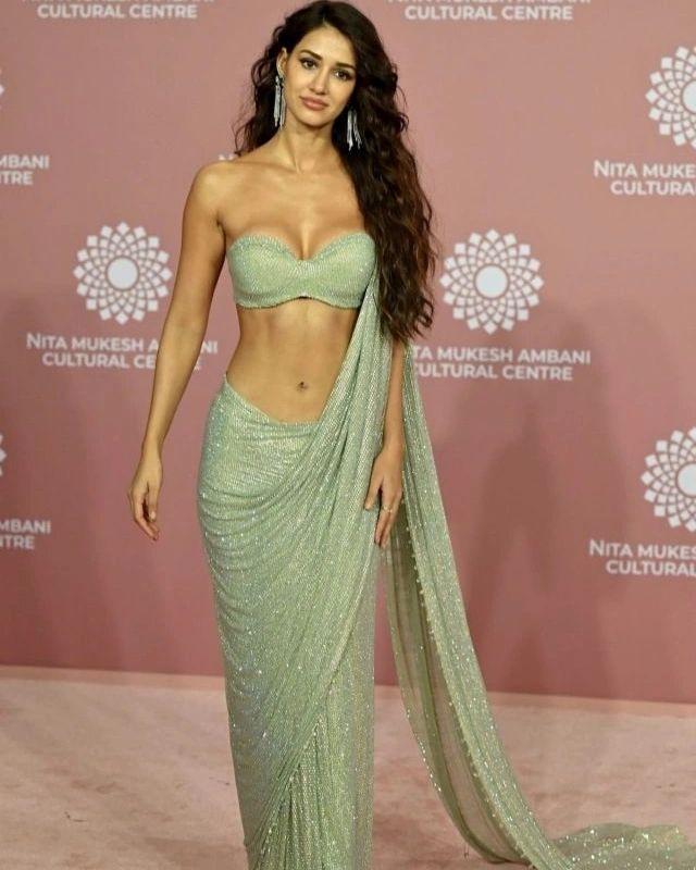 Only Disha knows how to sizzle and look sensual even in a normal saree. The sleeveless blouse and the pallu drape are just too irresistible. Brb, taking notes!