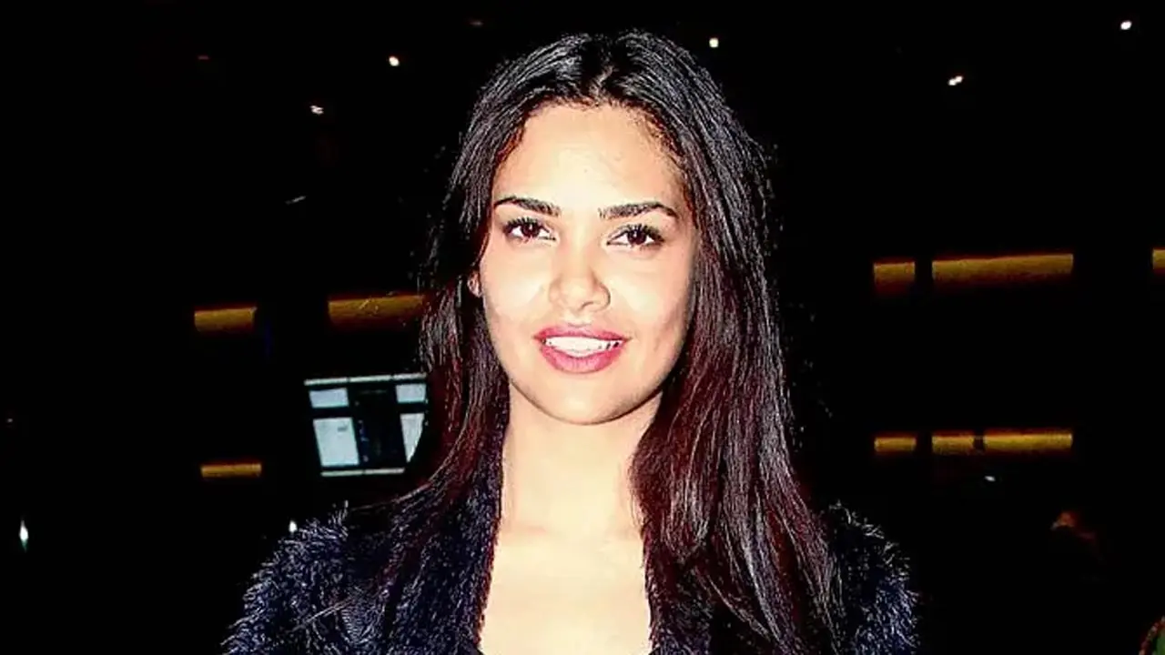 Esha Gupta officially makes part of Dhamaal 4 starring Ajay Devgn