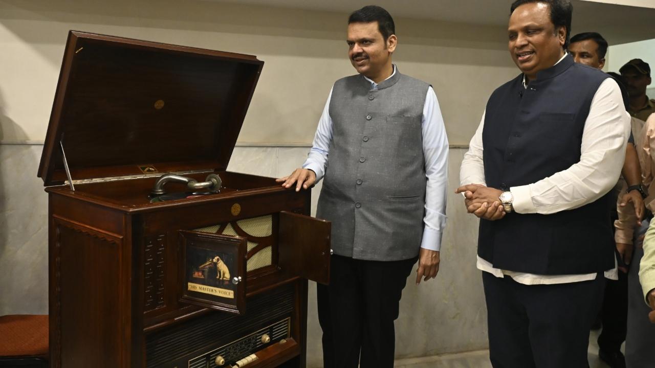 CM Fadnavis fondly recalled his connection with radio, his love for music, and his hobby of writing songs. He even recited a poem and hummed a song at the event, organised to commemorate World Music Day