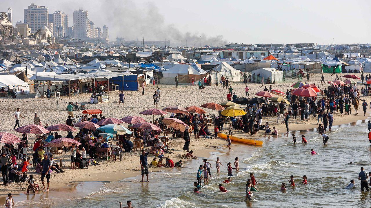 Palestinians flock to seaside shores, seeking relief from heat amid ongoing war