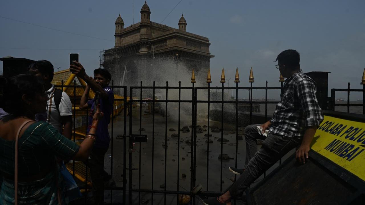 The IMD's Santacruz observatory recorded a maximum temperature of 31.4 degrees Celsius and a minimum of 27.7 degrees Celsius on Saturday