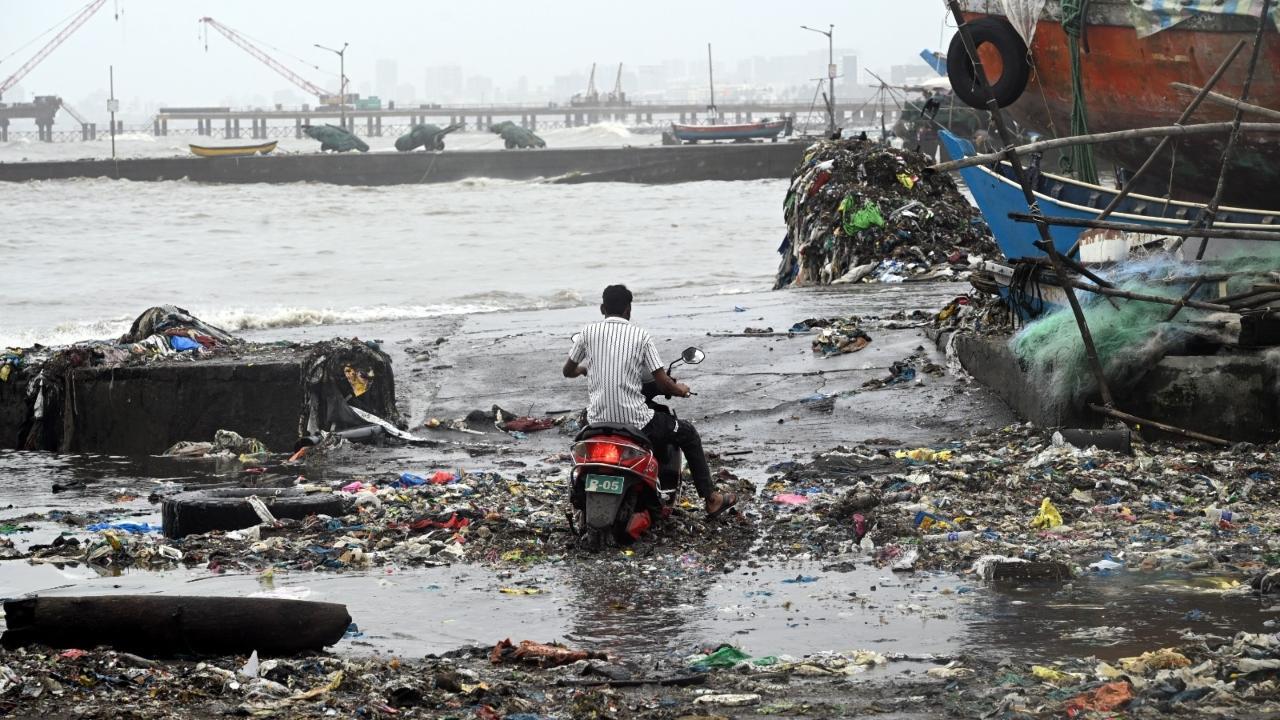 The Brihanmumbai Municipal Corporation (BMC) had on Thursday issued a public advisory for the highest tide of the monsoon season.  Pics/Satej Shinde and Ashish Raje