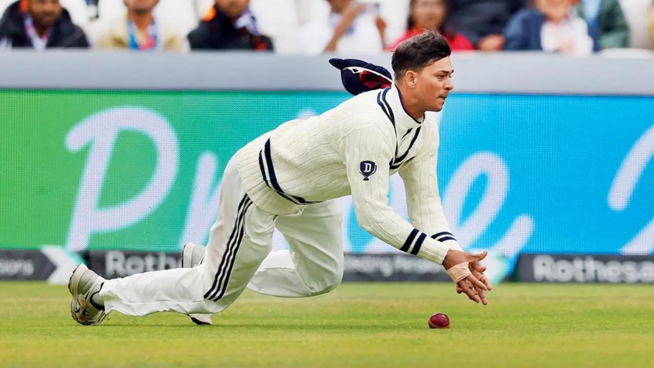 In the fifth over of England's first innings, Yashasvi Jaiswal dropped Ben Duckett's catch on 11 runs. In the seventh over, India's top-ranked fielder, Ravindra Jadeja, dropped the catch of the left-hander on 15 runs. Later, the Englishman registered a score of 62 runs (Pic: File Pic)