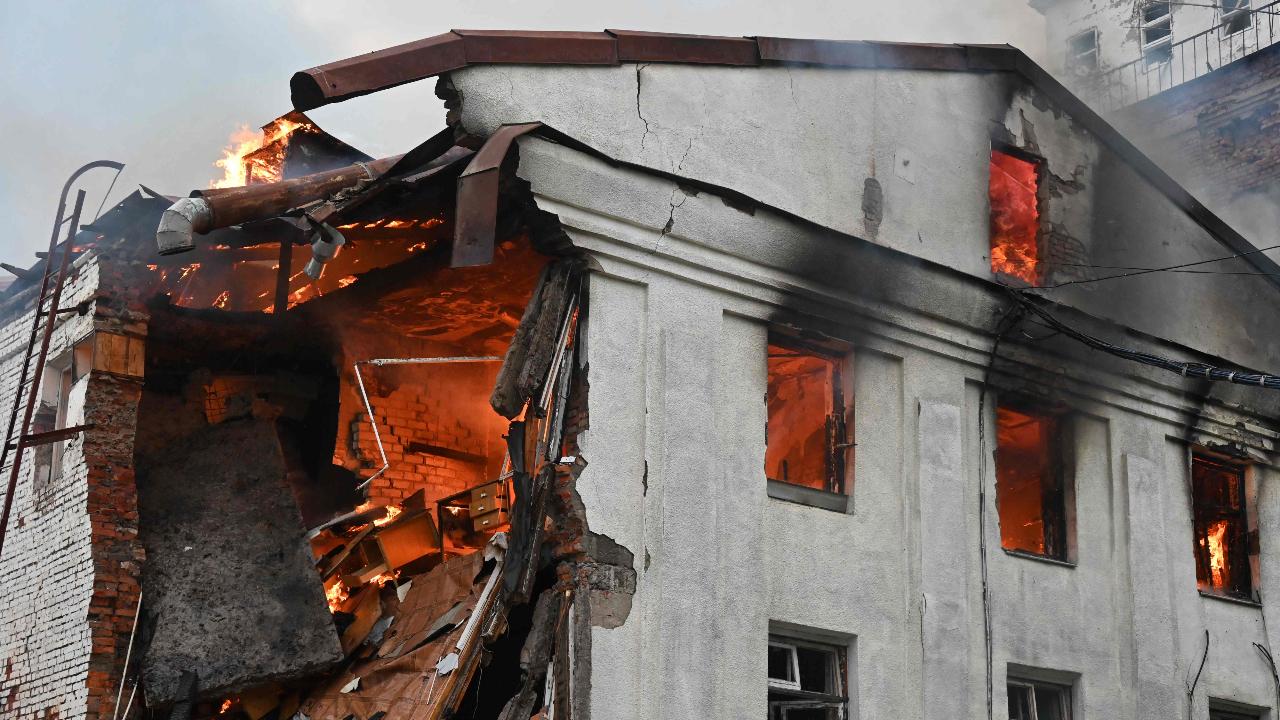 Following the attack, which caused damage to both life and property, Ukrainian rescuers were seen carrying wounded people out of buildings that were in ruins