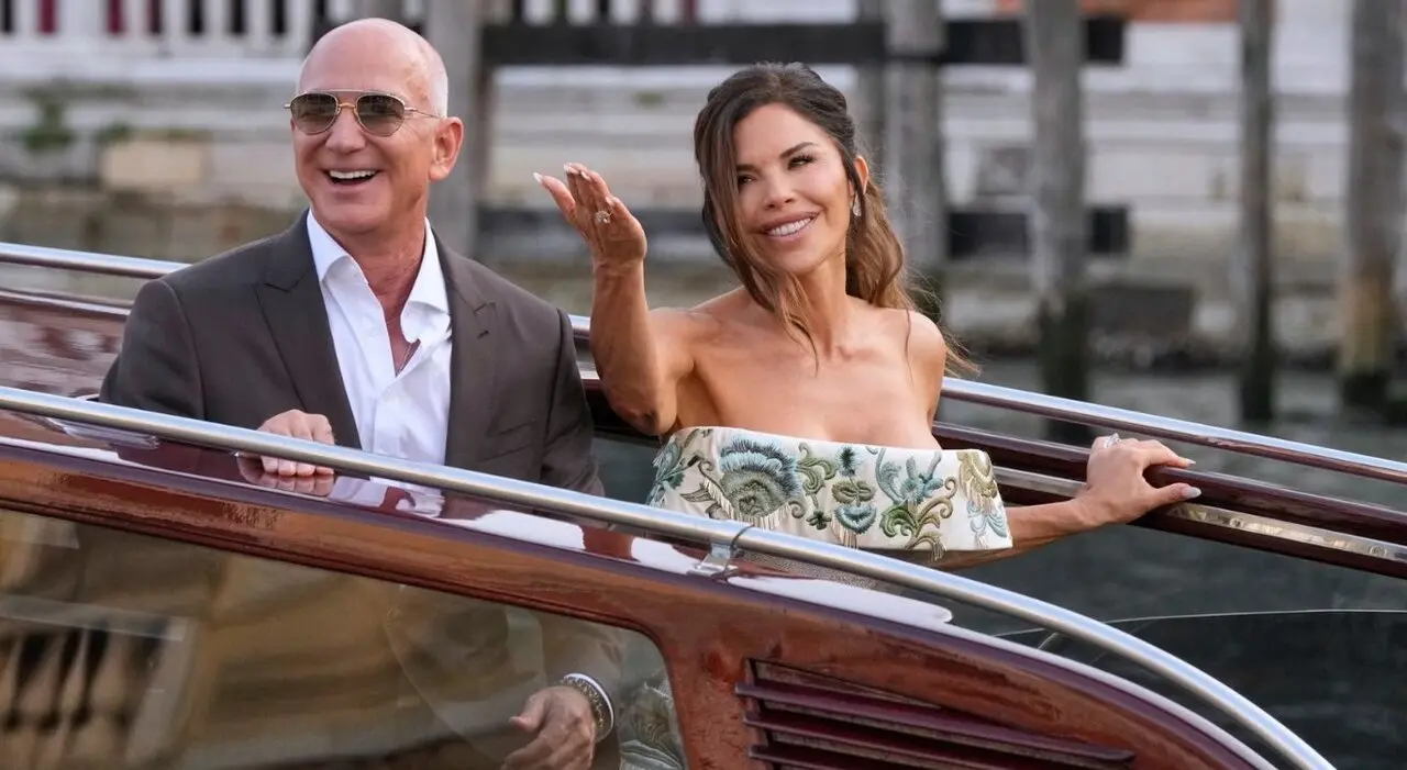 Jeff Bezos with his bride-to-be Lauren Sanchez
The bride and groom, Jeff Bezos and Lauren Sánchez, were all smiles as they arrived by boat for their grand yacht wedding