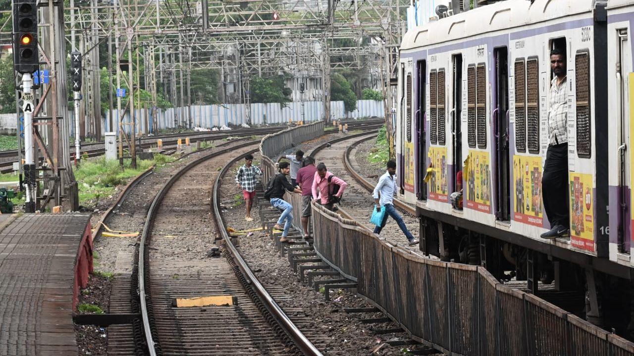 The Western Railway initiated urgent repair work on the bridge following the discovery of cracked precast RCC slabs and severely corroded, perforated supporting beams