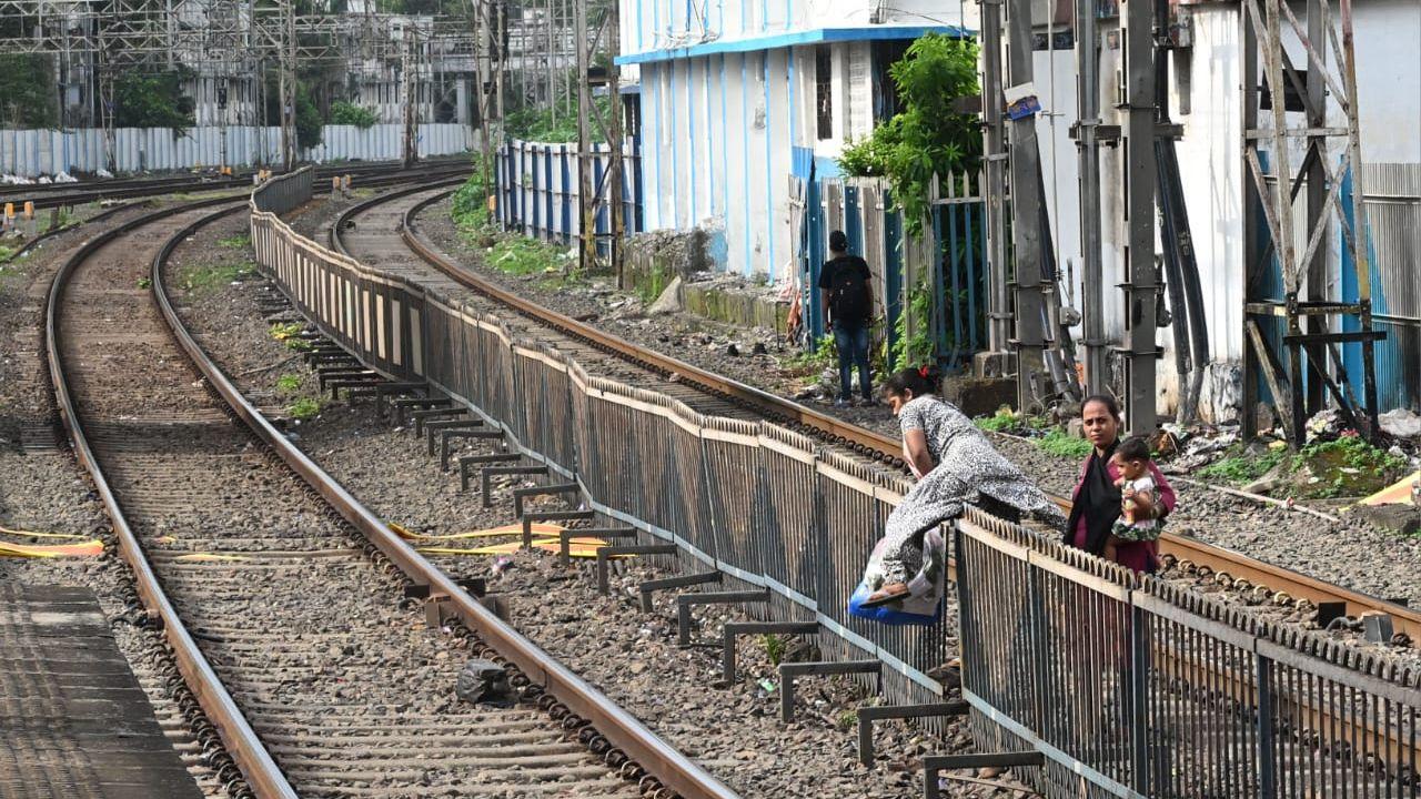 Earlier in April, the Western Railway has initiated urgent repair work on the Mahim South foot overbridge, which falls under the jurisdiction of the Brihanmumbai Municipal Corporation (BMC)