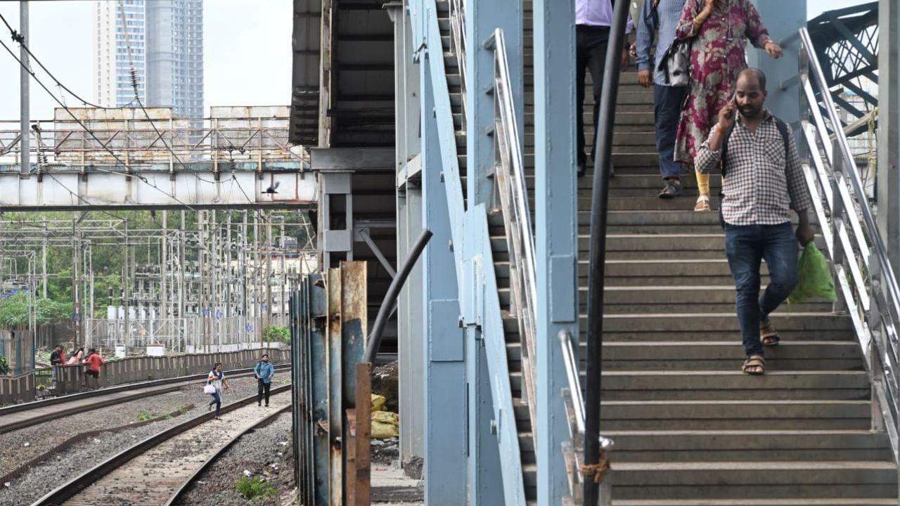 Local authorities have repeatedly urged citizens to use the designated bridges, yet the sight of people dodging oncoming trains while darting across the tracks remains common, highlighting a gap between infrastructure availability and public compliance