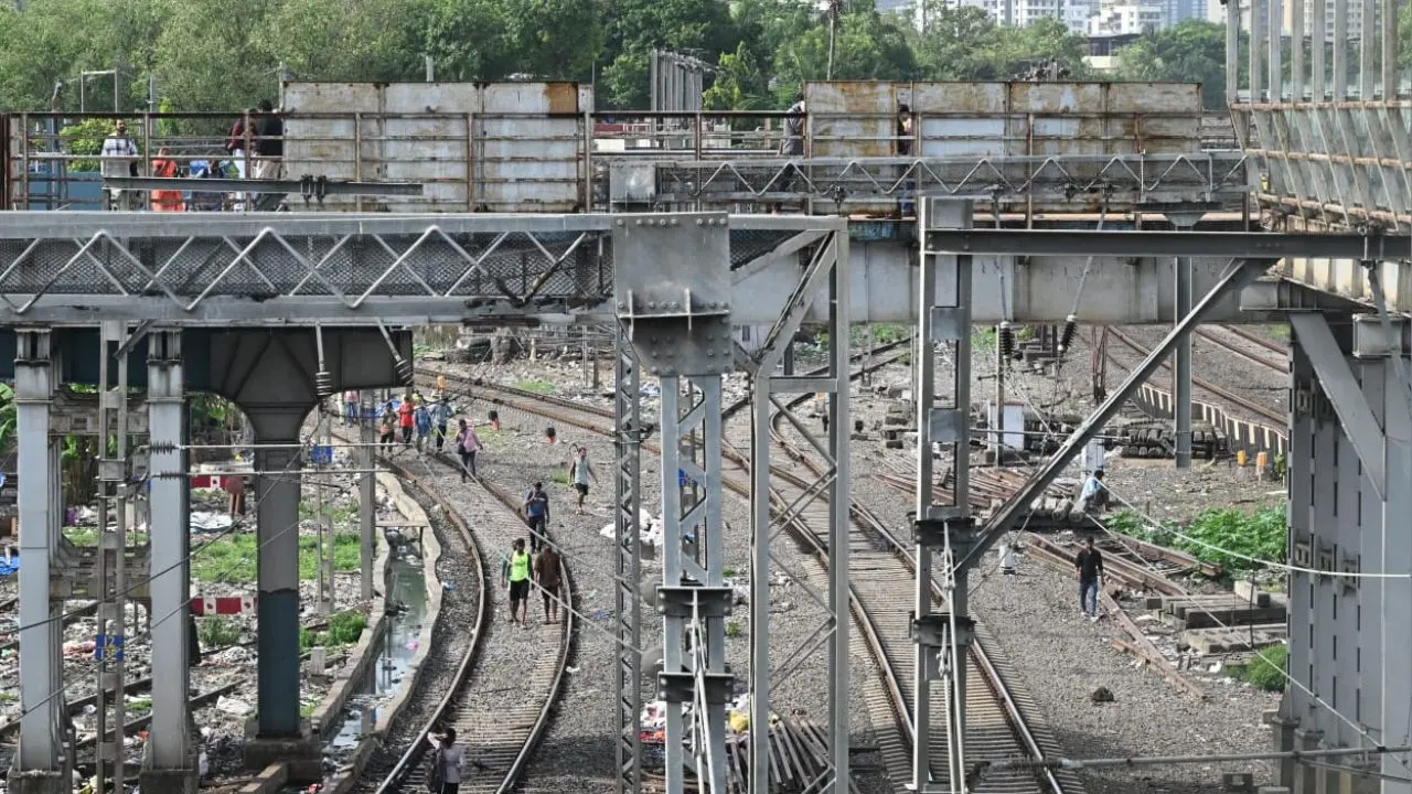 Despite having adequate infrastructure in place, including three foot over bridges (FOBs) connecting all platforms and two additional east-to-west public bridges maintained by the Brihanmumbai Municipal Corporation (BMC), residents and daily commuters continue to risk their lives by crossing the railway tracks near Mahim railway station in Mumbai