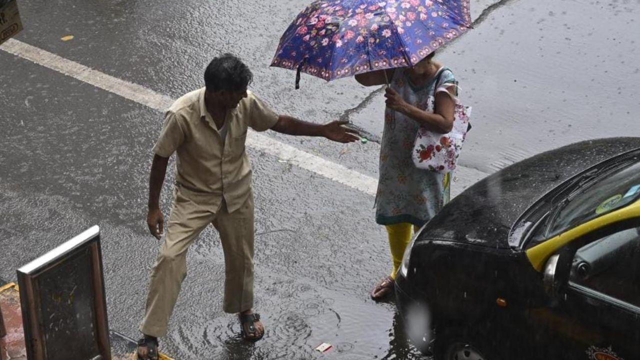 The IMD's Santacruz observatory recorded a maximum temperature of 33.7 degrees Celsius and a minimum of 24.2 degrees Celsius on Wednesday