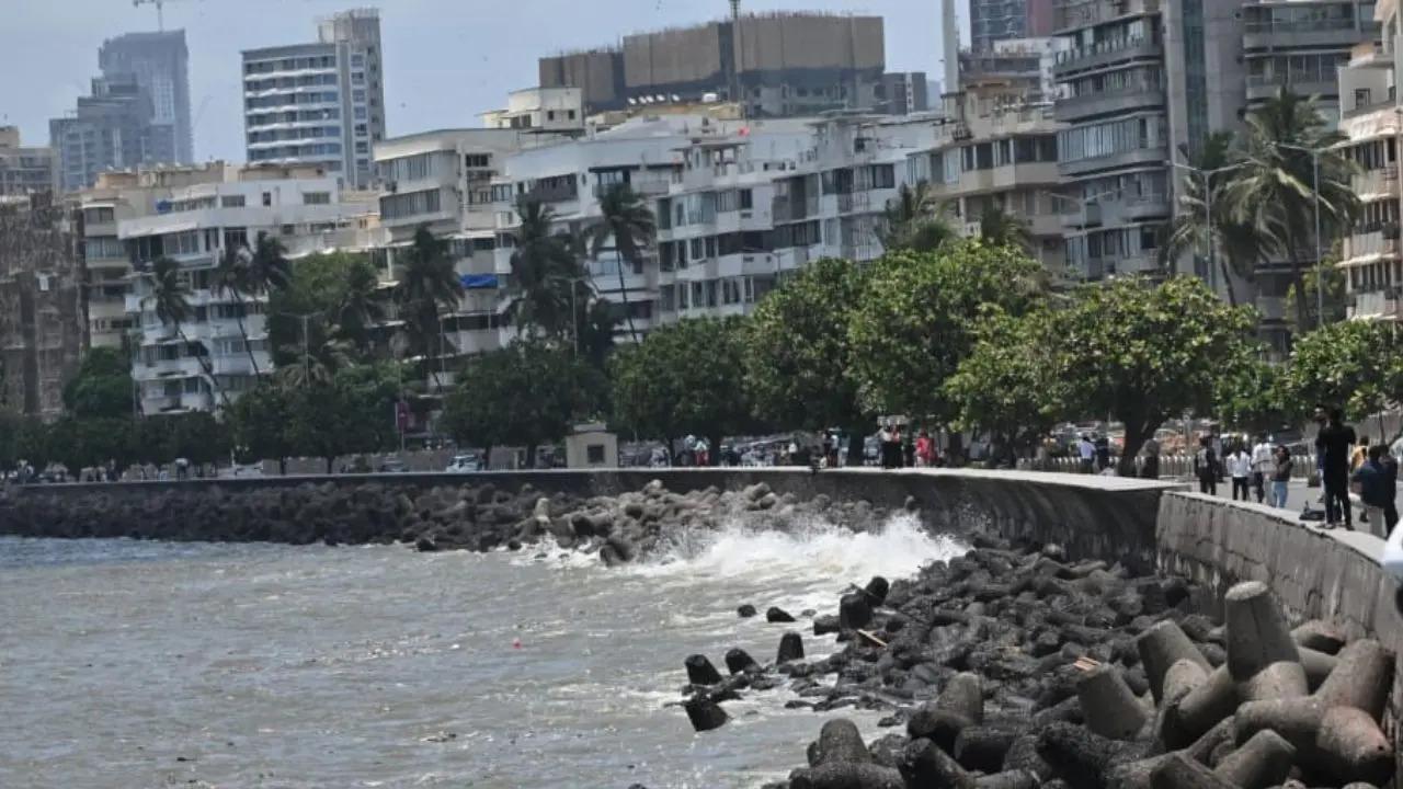 Cutting chai at Marine Drive
Marine Drive is one of the most-loved destinations in Mumbai. And the charm of sitting or walking near the sea is elevated when the rain arrives. Having a hot cup of cutting chai at Marine Drive is an unparalleled experience during monsoon. Some other places to enjoy cutting chai during monsoon are Bandra Bandstand and Dadar Beach (Mid-day File Pic)