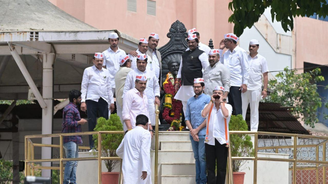 As part of the ceremonial tradition, the leaders offered floral tributes to the statue of Maratha warrior king Chhatrapati Shivaji Maharaj in the Vidhan Bhavan premises