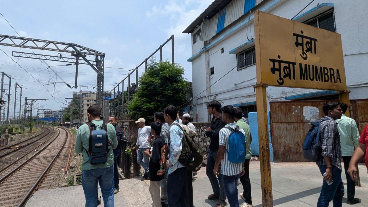 Four lives were lost and nine were injured in a harrowing fall from an overcrowded train on Monday. Pic/ Rajendra B. Aklekar