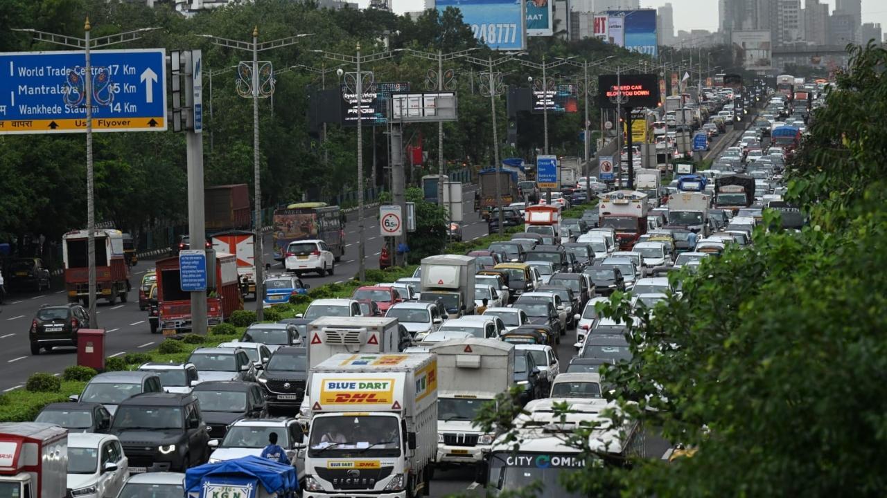 Motorists experienced slow moving traffic in Khar on both, north and south bound. Pics/Satej Shinde