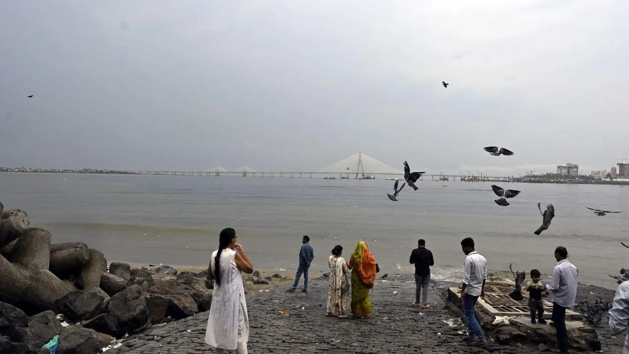 IN PICS: Revellers flock to Mahim beach as police maintain vigil after IMD alert