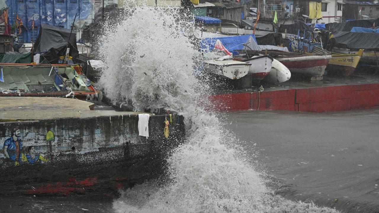 The BMC asked the citizens to stay away from the seashore and avoid entering the sea during the high tide period